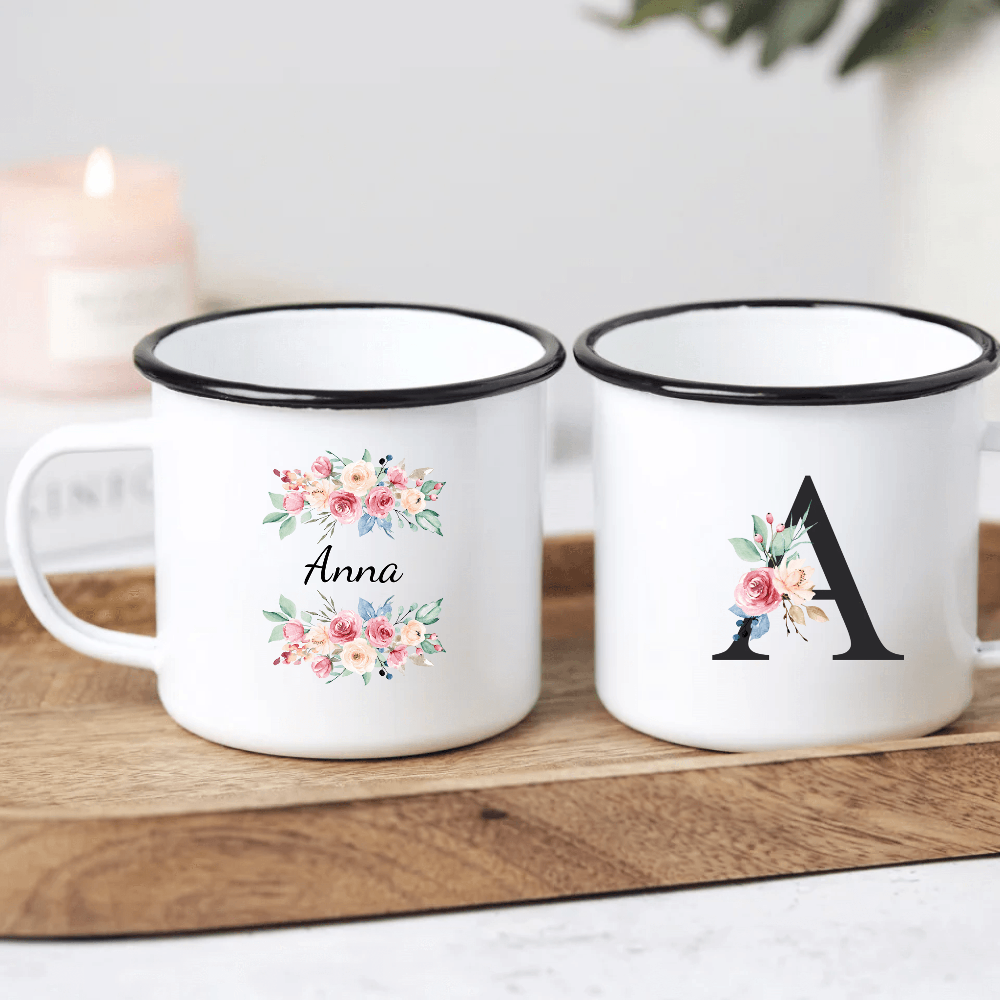 Blümchentasse mit Schwarzem Buchstaben - Personalisierte Emaille Tasse - Kaffeebecher24