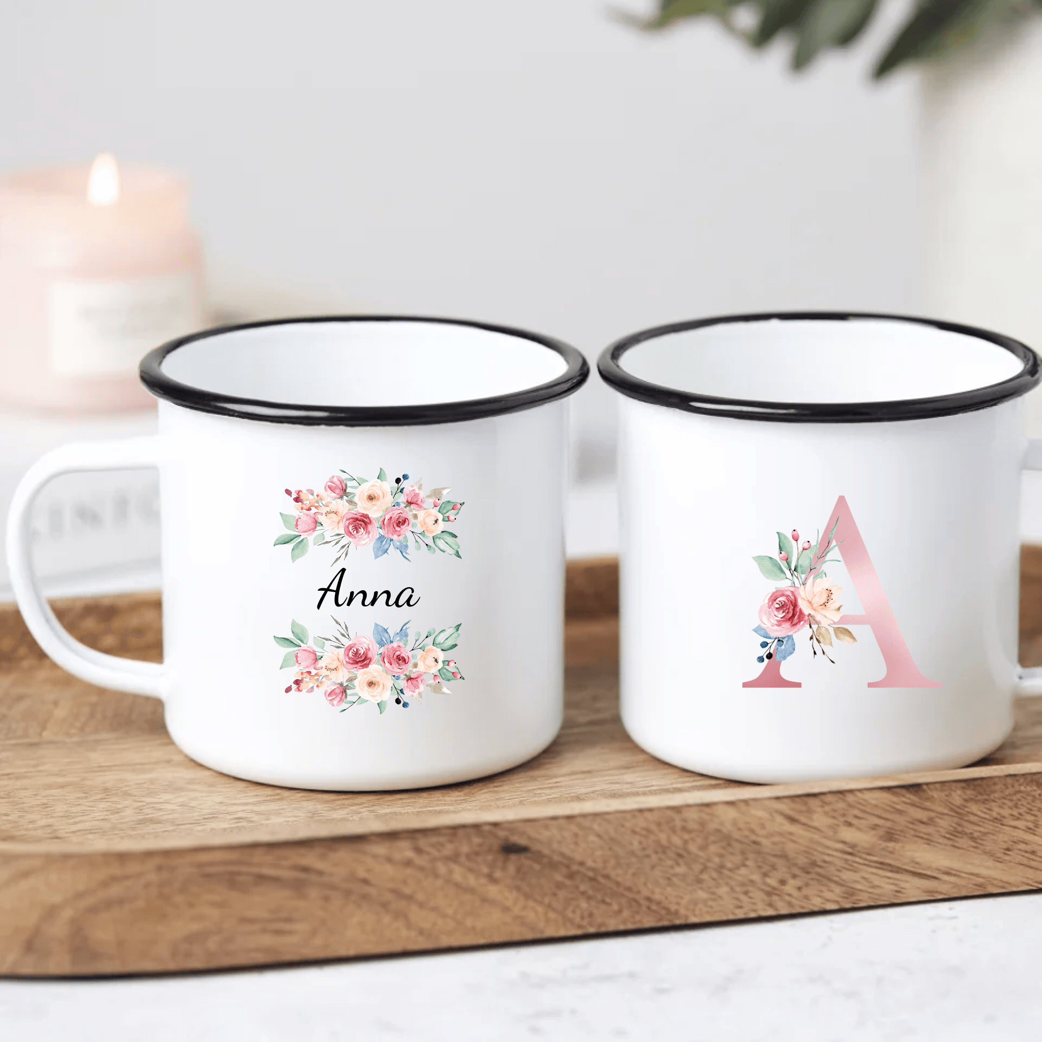 Blümchentasse mit Rosa Buchstaben - Personalisierte Emaille Tasse - Kaffeebecher24