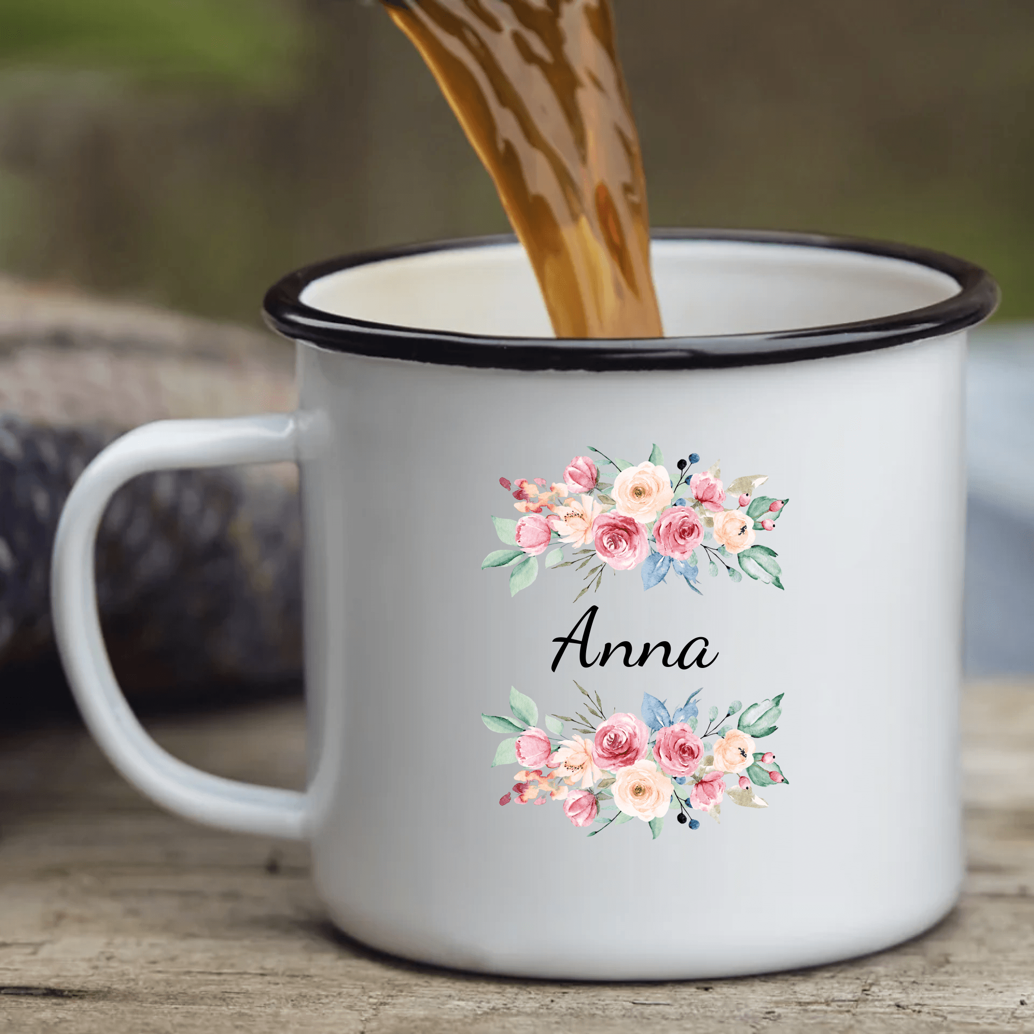 Blümchentasse mit Rosa Buchstaben - Personalisierte Emaille Tasse - Kaffeebecher24