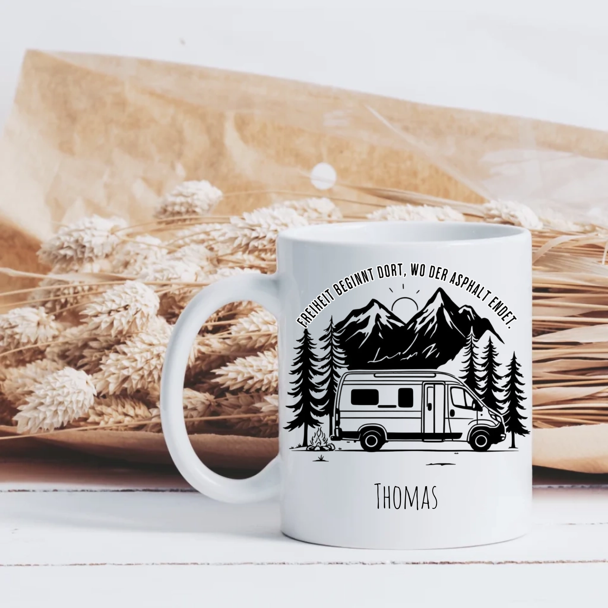 Camper-Tasse mit Name – „Freiheit beginnt dort, wo der Asphalt endet“