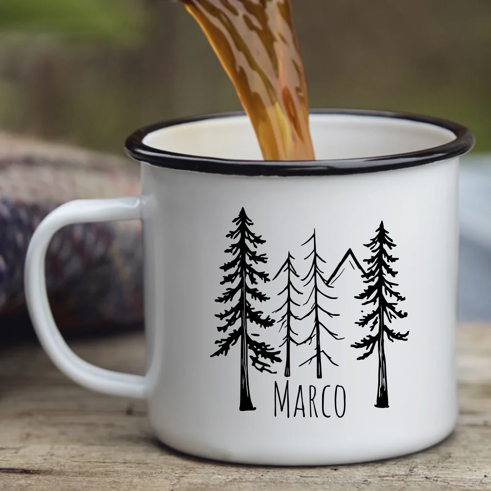 Emaille Tasse fürs Camping mit Name – Waldmotiv personalisierbar