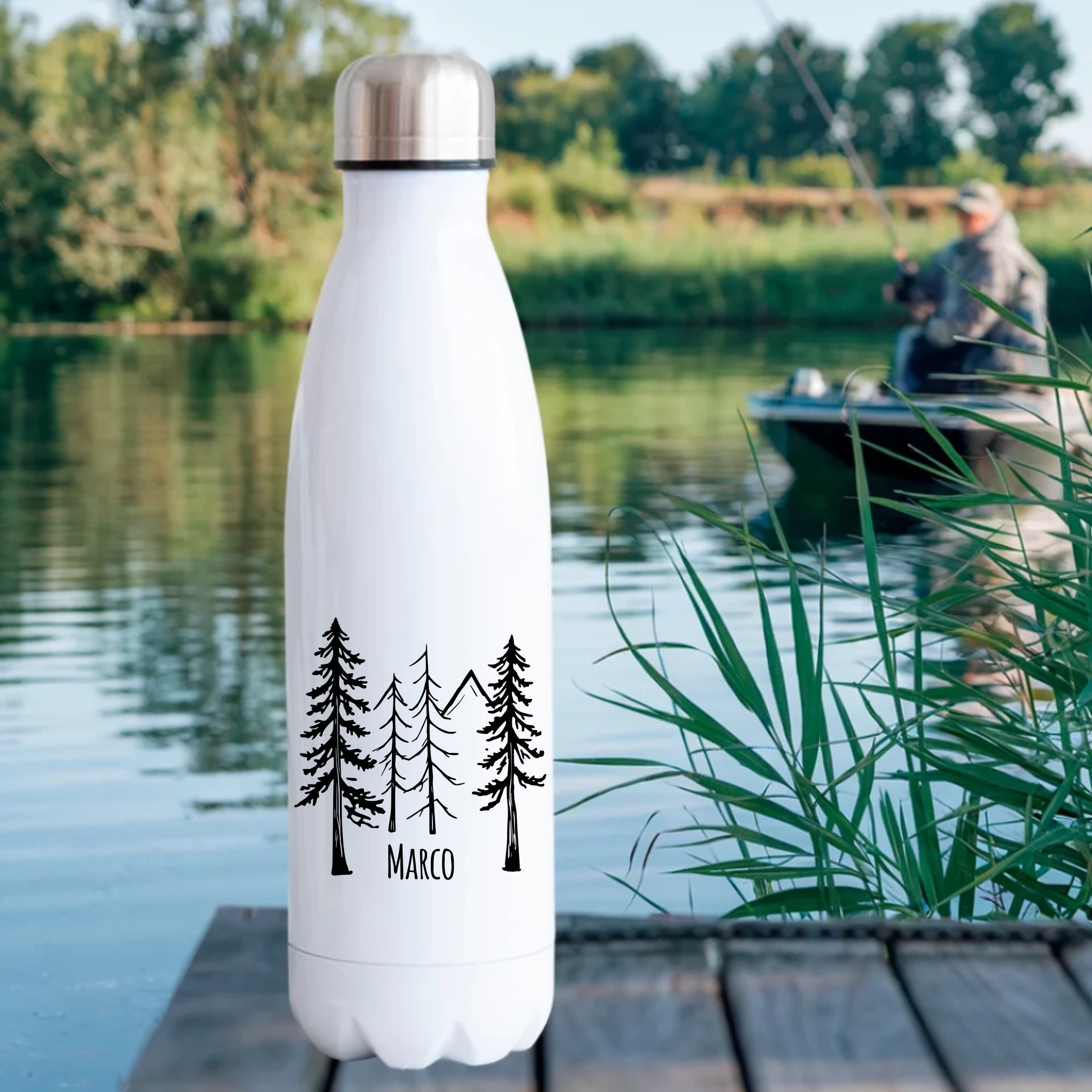 Flasche für Camper & Naturfreunde mit Name – Wald. Wasser. Weitblick.